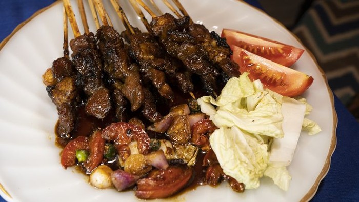 Sate Kambing Indonesia & Ceker Afrika: Jajanan Kaki Lima Terbaik