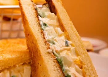 Resep Sandwich Salad Ayam Creamy Deli Amerika yang Mudah Dibuat