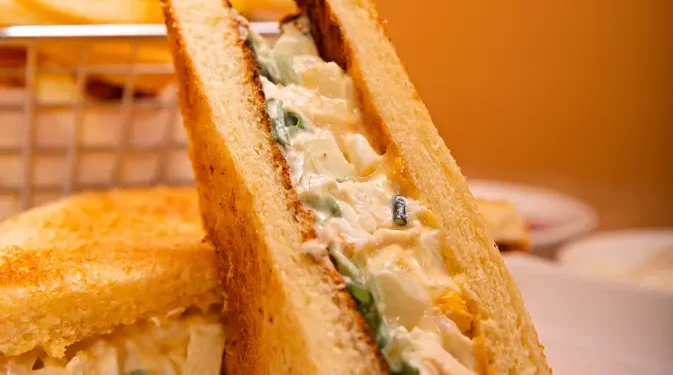 Resep Sandwich Salad Ayam Creamy Deli Amerika yang Mudah Dibuat