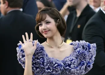 Lisa BLACKPINK Tampil Elegan dengan Gaya Vintage di Paris Fashion Week Musim Semi/Musim Panas 2027